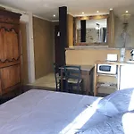 Ecuries De Saint Maurice- De Gondou Bed & Breakfast