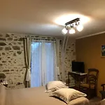 Ecuries De Saint Maurice- De Gondou Bed & Breakfast