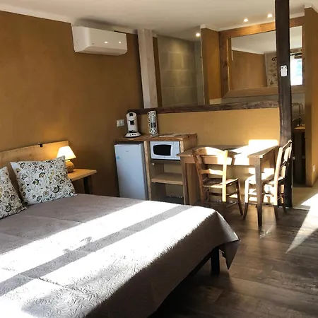 Ecuries De Saint Maurice- De Gondou Oda ve Kahvaltı 4*